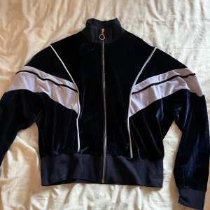 Ellypistol hoodie - Sjukt snygg hoodie med dragkedja från Ellypistol, säljs ej länge och går inte att hitta nånstans! Vintage look i super bra sammets material!