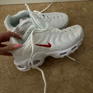 Vita nike skor - Säljer mina helt oanvända Nike skor, skriv vid intresse🫶🏼