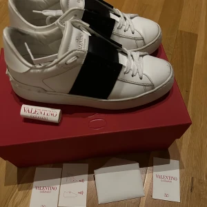 Valentino Garavani sneakers - Säljer mina älskade valentino sneakers då de inte kommer till användning längre.🥰 De är precis rengjorda och snörade med deras extra skosnören (tror snörningen blivit fel, löser det innan de skickas). Nypris 7280kr, mitt pris 3200, kan diskuteras❤️❤️🙌 Låda, äktahetsbevis medföljer.