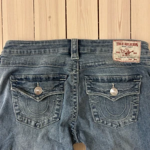  Lågmidjade bootcut True Religion jeans - Blåa true religion jeans, bootcut samt lågmidjade 💕 Endast testade, annars är de helt nya. Säljer då de ej kommer till användning