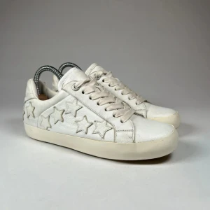 Vita sneakers med stjärndetaljer - Säljer dessa jätte söta Zadig skor som är i bra skick, knappast använt själv. 🤍