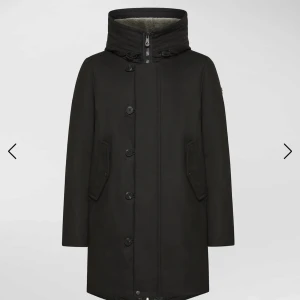 Peuterey parkas  - Parkas från Italienska Peuterey. I klass med Stone Island mm. Dunfyllning på insidan och äkta kaninpäls på insidan i kragen runt halsen. Säljes pga fel storlek. Helt i nyskick endast prövad, lappar och digitalt kvitto finns. Storlek L. Nypris ligger är 950 Euro. Kan lägga upp egna bilder senare 