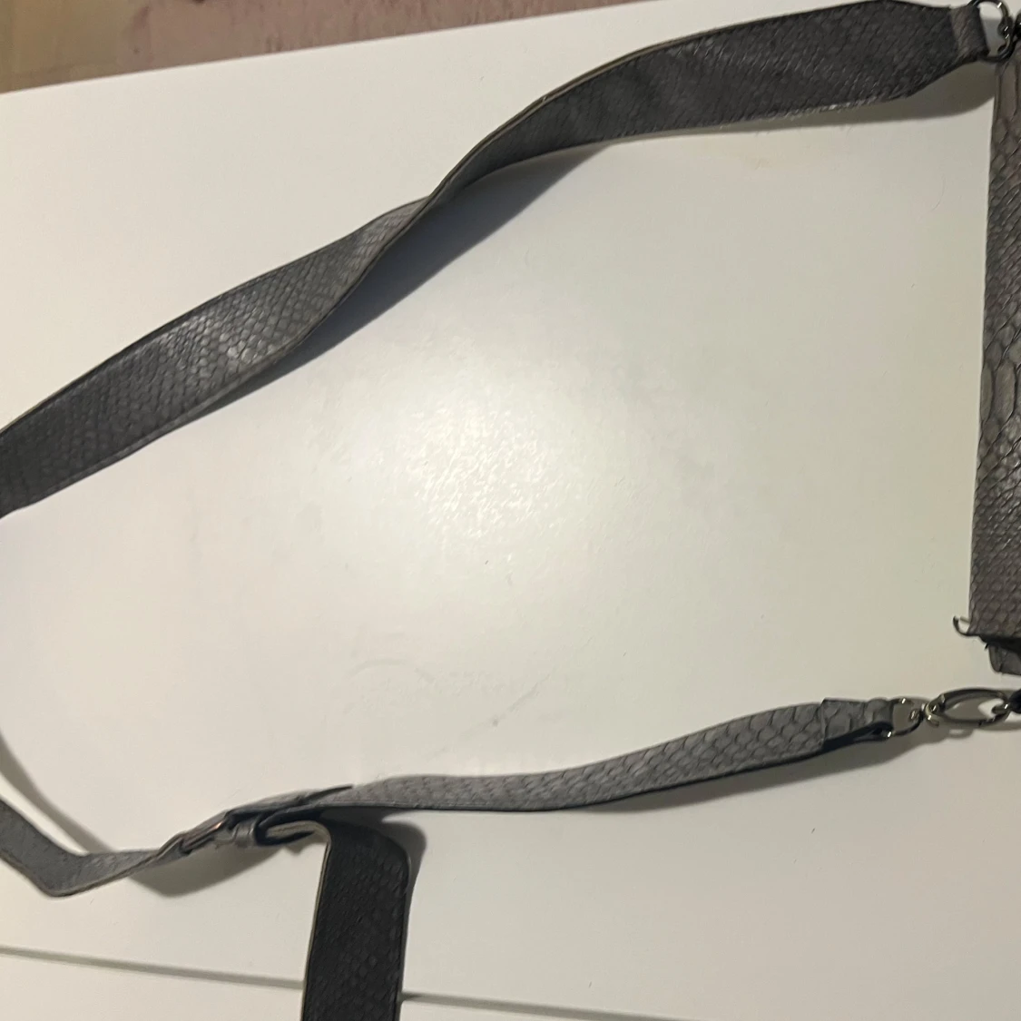 Grå axelväska med ormskinnsmönster - 1