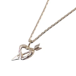 Amors pil berlock - Söt silvrig berlock från L8 Hasselblad. Säljer endast berlocken, ingen kedja. Tyvärr har jag tappat bort lådan den kom i. Berlocken är i mycket fint fick utan tecken på användning. Nypris 650kr💘