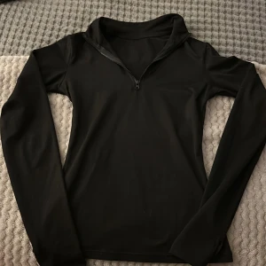Tränings tröja  - Tränings tröja med dragkedja, den har inga defekter, skriv via frågor och kontakta innan köp💓