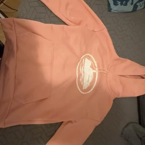 Corteiz hoodie - En fin rosa corteiz hoodie. Helt ny, säljs för att den passar inte min stil. Den är storlek S men passar även M.
