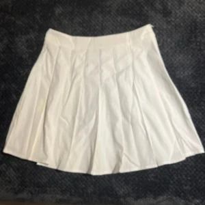 Kjol - Söt vit kjol med volanger. Endast använd en gång så är som ny