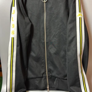 Två cardigans - Säljer nu två styckna cardigans en från j lindbergh storlek m skick 9/10 och en till från peak performance skick 8/10 storek M, riktigt bra för kyligare kvällar