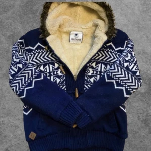 Fodrad Wool cardigan - Säljer nu denna super tjocka och mysiga cardigan/jacket av 100% wool. Den har en zip up och även pinnar för stänga. Inuti är det super mjuk nalle tyg, och även faux fur runt luvan. Storlek L . För mer info Dm.