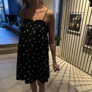 Prickig klänning - Så söt prickig klänning!!❤️❤️❤️