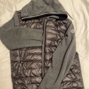 Svart och grå jacka från Moncler - Säljer en riktigt fet cardigan från Moncler. Säljer då den inte passar mig längre. Den är storlek L men e ganska liten i storleken så den passar även m och kanske s. Hör av dig om du har frågor. Byten är intressant ochså 