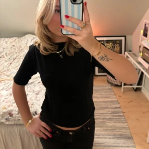 Finstickad T-shirt 🖤 - Jättemjuk finstickad t-shirt med lite längre ärmar. 