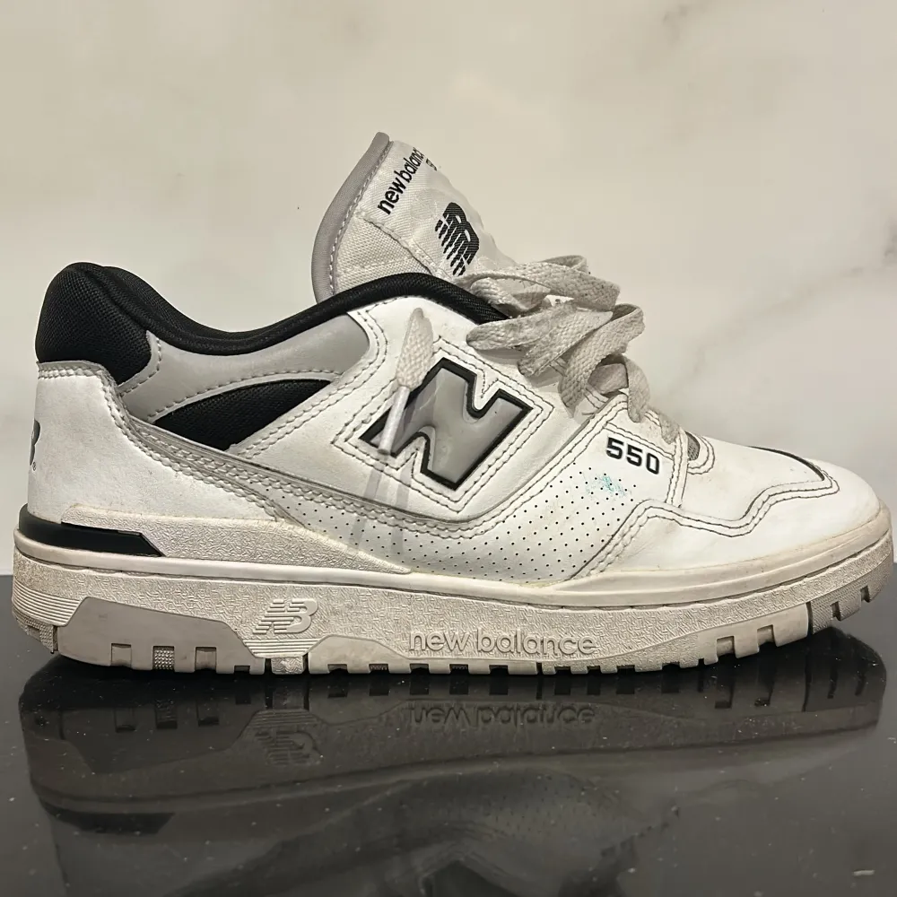 Jag säljer mina lätt använda new balance 550. Använde det ungefär 2 månader och alltid haft loocelace och detta har gjort att skorna är ej creasade. Själv tar jag alltid hand om mina skor på bästa sätt. Säljer skorna på grund att det ej passar min stil. Skorna ser så gott som nya ut och låda finns med. Köpte skorna för 1550 på footlocker. Perfekta skor för hela året runt. Sulan är väldigt mjuk och skorna tål vatten relativt bra. PRISET GÅR ATT DISKUTERAS!!. Kengät.