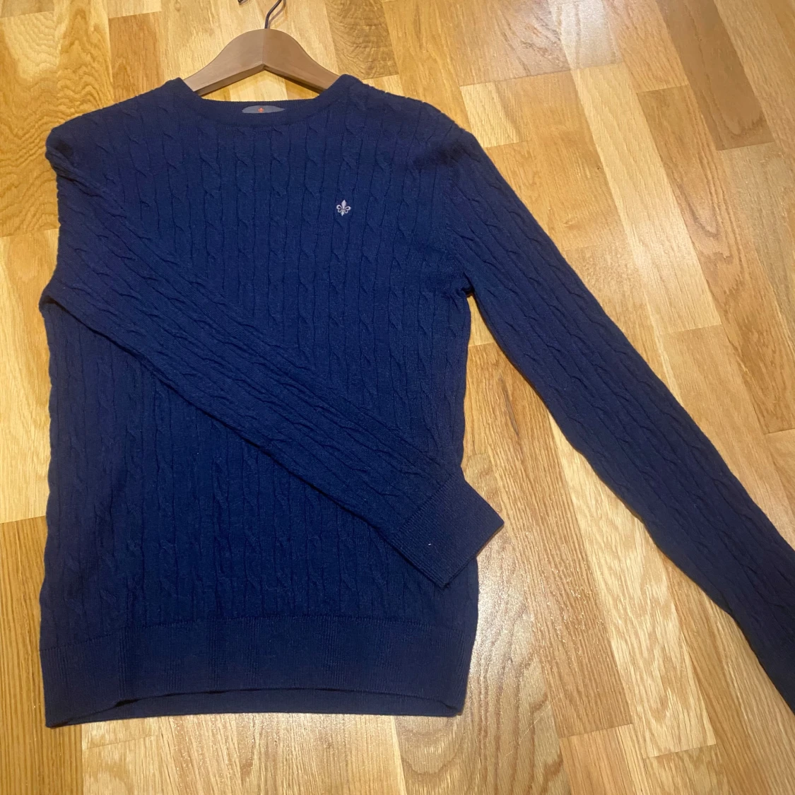 Mörkblå flätad tröja i merinoull från Morris