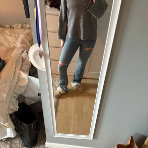 Blåa jeans med hål  - Säljer dessa snygga jeans med hål! Säljer pågrund av ej kommit till så mycket användning. Pris kan diskuteras. Hör av dig vid intresse! 🩷