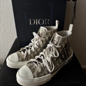 Dior b23  - Dior b23 high size 44 8,5/10, box och dustbag ingår! Pris 4099. Vid frågor och funderingar är det bara höra av sig 🙌