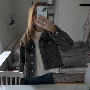 Svart jeansjacka - Snygg svart jeansjacka med knappar framtill och klassisk krage. Jackan har en croppad passform och två bröstfickor med lock. Perfekt för en avslappnad stil. Jackan är köpt på Gina tricot för ca 3 år sedan och knappt använd. I storlek xs. Så snygg till flera olika outfits! 💞nypris: runt 499
