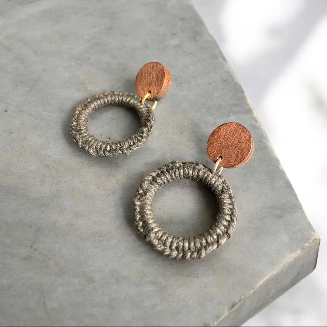 Örhängen med trä och textil