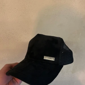 Svart keps från Maggiore - Säljer denna feta keps från Maggior! Clean svart färg med en silvrig maggior bricka på som passar till allt! HELT OANVÄND och KAN DISSKUTERA PRIS! Skriv om ni har några funderingar.