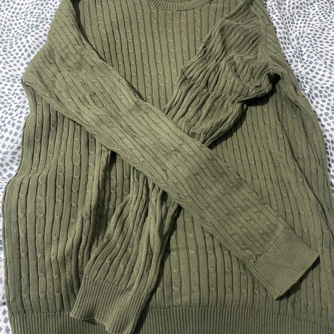 Olivgrön stickad tröja från Club XPRS