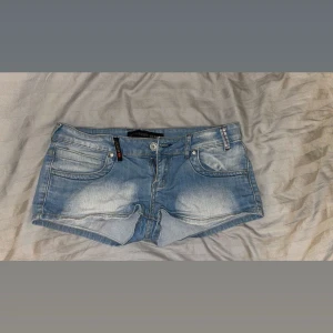Lågmidjade blå jeansshorts! - Väldigt lågmidjade jeansshorts i storlek xs/s!