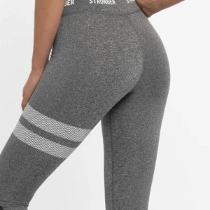 Gråa träningsbyxor  - Snygga grå leggings med vita mönstrade ränder runt låren. Perfekta för träning eller en avslappnad dag. Inga tecken på användning. Säljer då de har blivit för små❤️