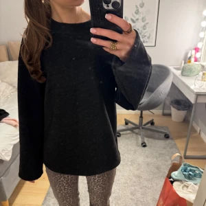 Mörk grå tröja med långa ärmar - Säljer denna mörk grå tröja med en dragkedja där bak, köpt från Zara för ungefär 4 veckor sen men ångrade mig efteråt. Storlek S men skulle säga att den är lite oversized.🙌🏻💕