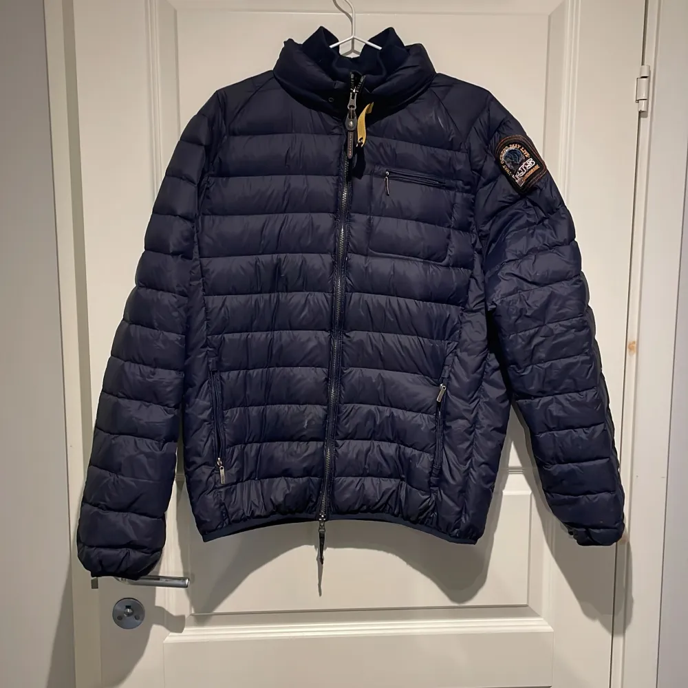 Bra skick förutom lite små färg fläckar Storlek XL men passar bra för längden 180 ungefär. Takit.