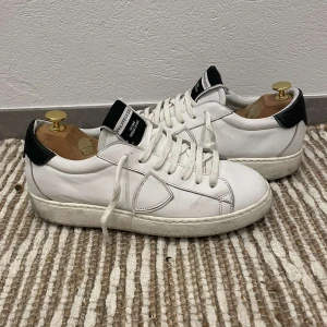 Philippe Model skor - Säljer dessa snygga Philippe Model skor. Är i ok skick har lite slitage osv hör av er för de bilder! Storlek 41 med färg av vit och svarta detaljer finns tyvärr inte og varken box eller dustbag. Tveka inte att höra av er! 