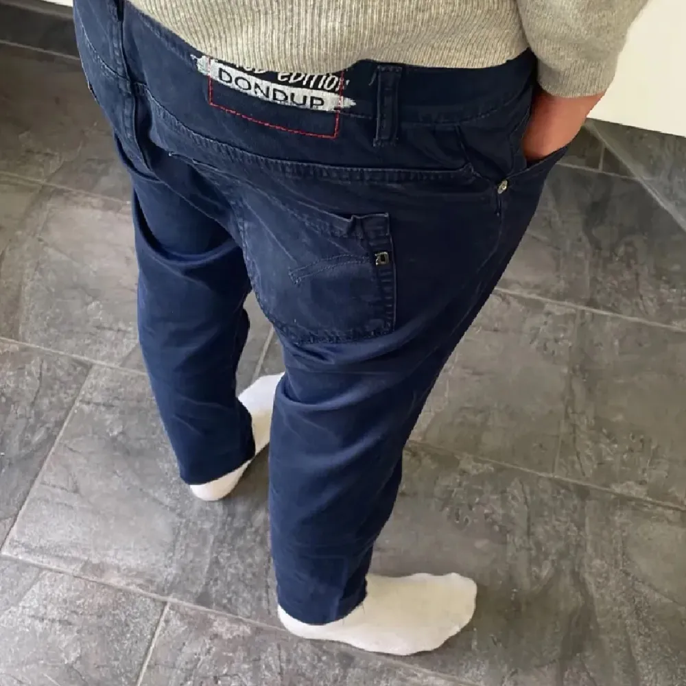 Säljer dessa skit snygha Dondup george i storlek 32. Fägen är marin mörk blå. Finns lite slitningar längst ned på jeansen vid föttern.Han på bilden är 178 cm 63 kg. Jeans & Byxor.