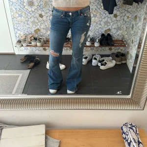 Lågmidja jeans  - Intressekoll på dessa true religon jenas som är super långa i benen på mej som är 170 fint skick! Storlek 27 passar mej som är S