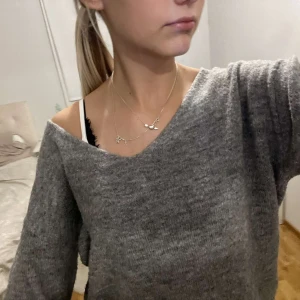 V-ringad stickad tröja - superfin grå tröja som är v-ringad i bra skick, storlek xs men väldigt oversized skulle mer säga att den var i storlek M