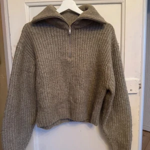 Stickad zip up tröja - Stickad zip up från Gina Tricot, Bra skick och perfekt för hösten!😊