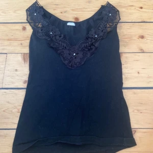 Jättefint svart linne med broderier och stenar - Jättefint linne i bra skick köpt second hand