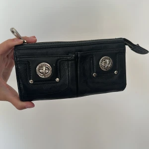Marc Jacobs plånbok - Lite slitage, säljer matchande väska också.