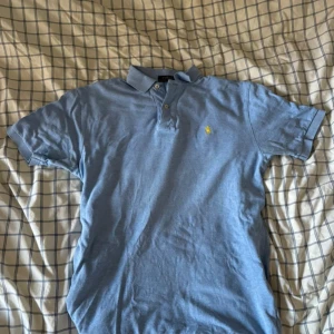 Ralph Lauren Piké  - Fint skick, sparsamt använd. Storlek S men passar även M!