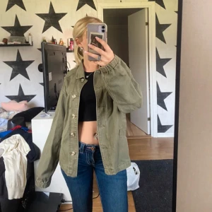 Grön jeansjacka  - Använt några gånger men jätteskön passform💞nypris 600