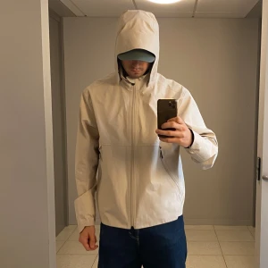 Sail Racing Gore tex Lumber Jacket - 3-Lagers Gore tex-jacka med avtagbar luva från Sail Racing. Helt vattentät och vindtät samtidigt som den andas otroligt bra. Även väldigt slitstark i materialet. Köpt för ca. 1 år sen, så den är i väldigt bra skick. Originalpris: 5000kr