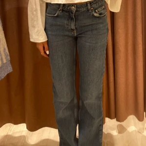 Zara jeans - Säljer ett par snygga blå jeans från Zara i storlek 34. De kallas ”the vintage loose”. Har knappt använt dem så det är superfint skick. Hör av er vid frågor 💗