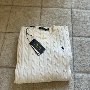 Ralph lauren tröja - Säljer nu denna stickade tröjan från Ralph lauren! Cond: 10/10 || ingår: tröjan || förvarats och torkats liggande || Storlek M || Nypris: 2000kr, mitt pris: 1099kr || har du frågor eller funderingar är det bara att höra av dig!
