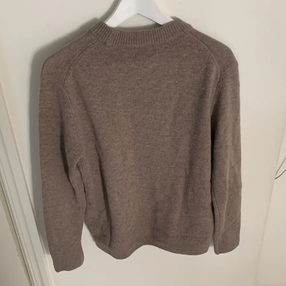 Säljer en beige stickad tröja från H&M i storlek XS. Perfekt för höst- och vintermånaderna då den både är varm och stilren. Tröjan har aldrig använts och är därför i nyskick. Nypris: Ca 600 kr.. Tröjor & Koftor.