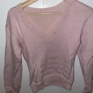 Rosa stickad tröja  - Säljer denna mysiga och varma tröjan i 100% merinoull som tyvärr aldrig kommit til användning, hör gärna av vid frågor😃💕