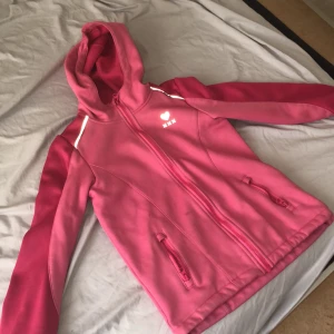 En fint jacka  - En fin jacka har inte använt många gånger bra skicka rosa den till både vinter och regnigt jacka 