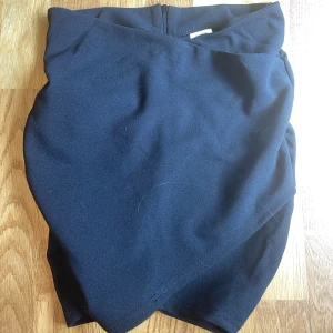 kjol - en svart tajt kjol, blivit för liten för mej men är verkligen så fin💕