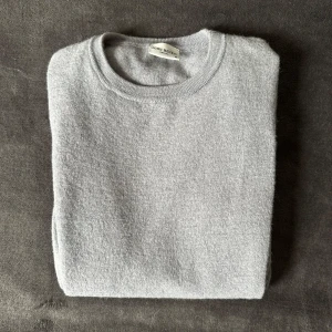 John Henric tröja - Klassisk grå tröja från John Henric i merinoull. Perfekt inför hösten, superskick och inga defekter. Storlek M, men passar mer som S. Kom privat vid funderingar. 