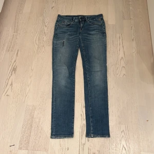 Feta Replay jeans - 6/10 inga defekter utom hålet på framsidan | nypris cirka 1500kr vårat pris 199kr | Modell: Radixes | Hör av er vid frågor eller fler bilder. 