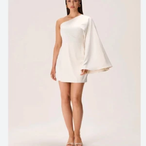 Klänning från Adoore - En helt ny klänning från adoore som tyvärr inte passar. Den är helt oanvänd och har kvar alla prislappar 🩷🩷