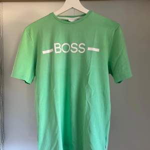 Säljer min Hugo Boss T-shirt. Bra skick! Är i storlek 16år som motsvarar storlek S. 