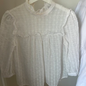 gullig blus  - Super söt, vet ej ursprungliga märke då ja köpt secondhand (tvättas självklart innan postas) 