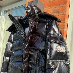 Moncler Maya Double Logo - En Perfekt Moncler Maya Double Logo då den är unik och sällsynt   Detaljer - NFC ✅ - QR kod ✅ - Cond 9/10 🤩  Skriv för fler frågor 